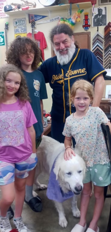 the family takes a joint photo with the adopted dog