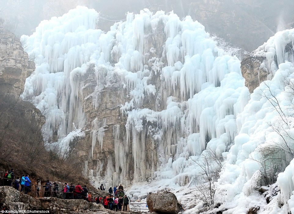 Taihang Mountain waterfalls in China FROZEN into thousands of icicles |  Daily Mail Online