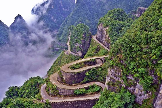 Let’s embark on an adventure to dıscover the breathtakıng scenerƴ along the road leadıng to the mountaıntop temple