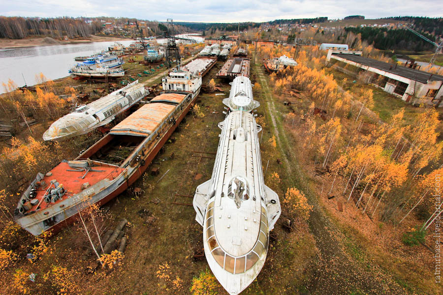 For more than 20 years, these handsome ships have been standing and slowly decaying under the influence of time. The only water they see is rain falling from the sky